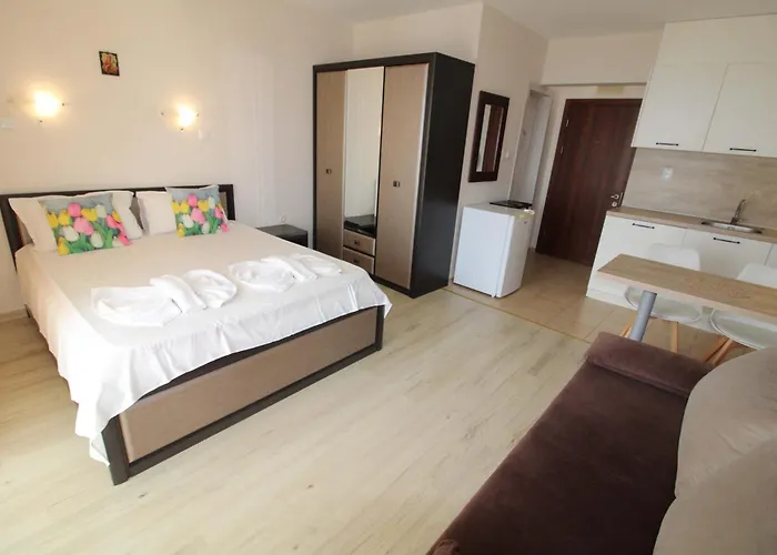 Cosy With Pool And Sea View In Ivet * סבטי ולאס